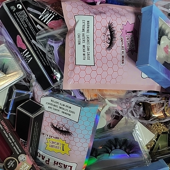 Lash Mystery Box - Makeup and Accessories Box - Picture 9 of 15